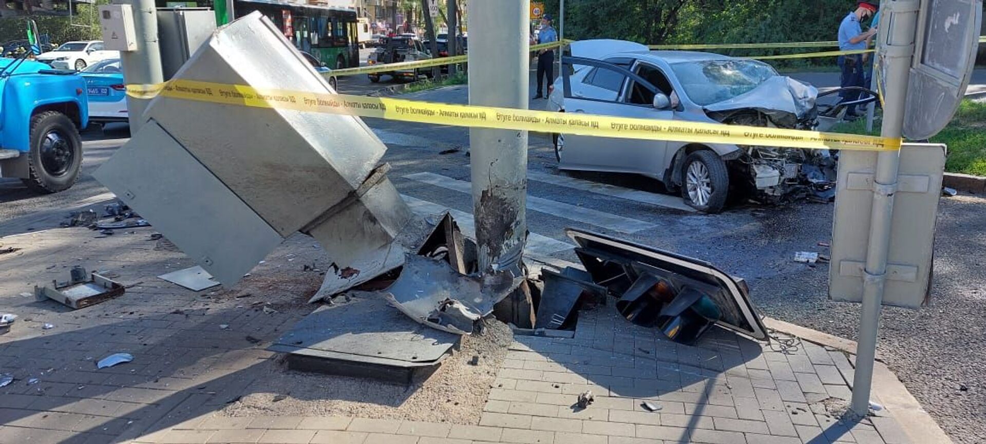 Водитель на большой скорости врезался в столб светофора и погиб в Алматы - Sputnik Казахстан, 1920, 25.07.2021