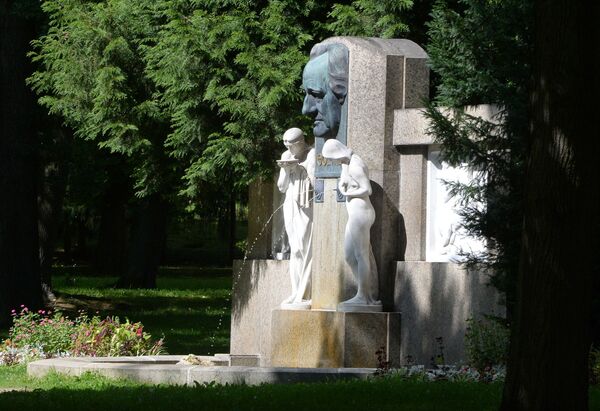 Памятник немецкому поэту Иоганну Вольфгангу Гете в парке курортного города Франтишковы Лазне, Чехия - Sputnik Қазақстан