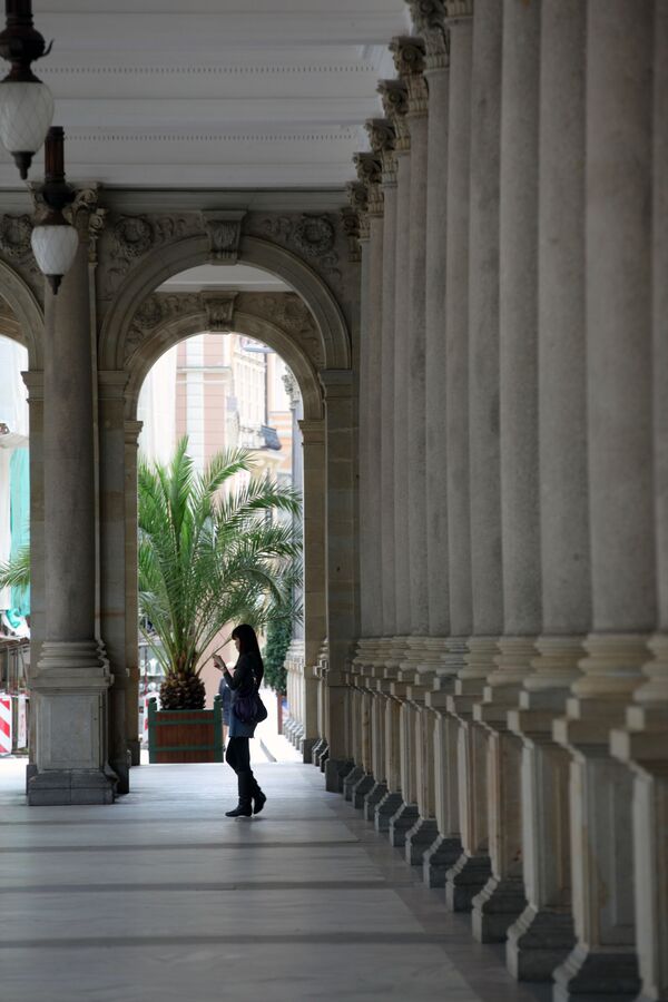 Девушка в Мельничной колоннаде, Карловы Вары, Чехия - Sputnik Казахстан