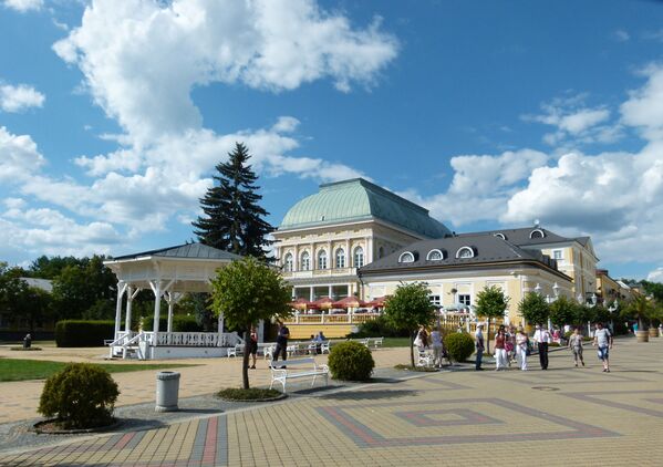 Комплекс классических зданий, в который входит Большой зал Общественного дома в курортном городе Франтишковы Лазне в Чешской Республике - Sputnik Қазақстан