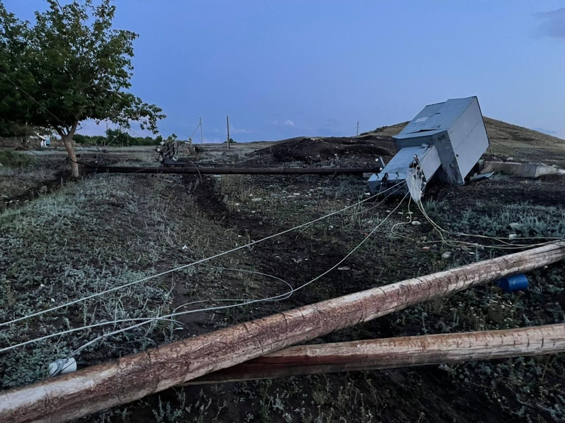 Ураган сорвал крыши домов и повредил автомобили в селах Акмолинской области - Sputnik Казахстан, 1920, 26.07.2021