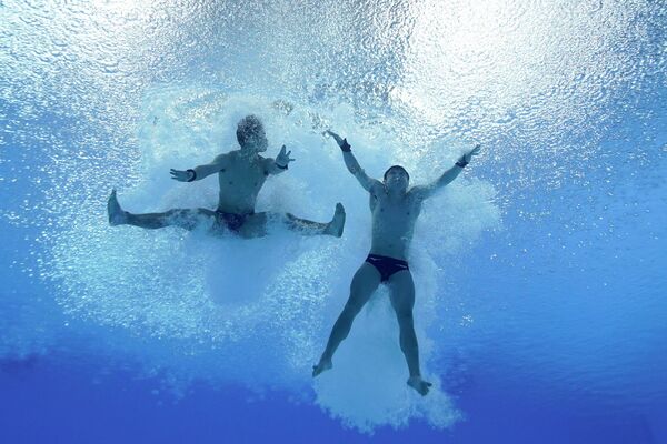 Японские атлеты после синхронного прыжка в воду  - Sputnik Қазақстан