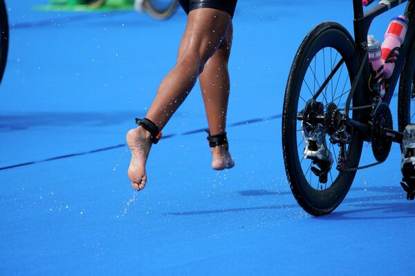 Участница олимпийских соревнований по триатлону буквально парит над землей, несмотря на дождь - Sputnik Қазақстан