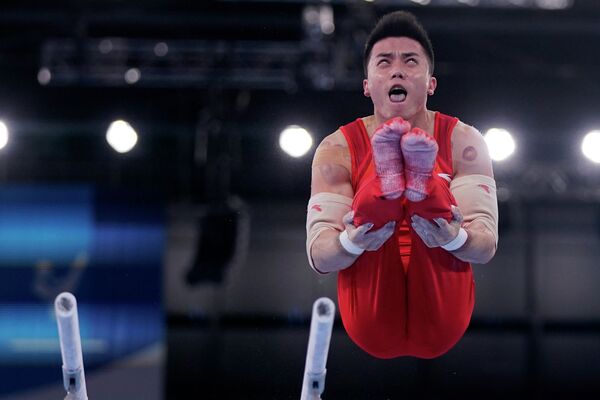 Китайский гимнаст Лин Чаопян совершает соскок с брусьев - Sputnik Қазақстан