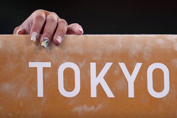 Гимнастка с олимпийским маникюром готовится к выступлению в Токио  - Sputnik Қазақстан