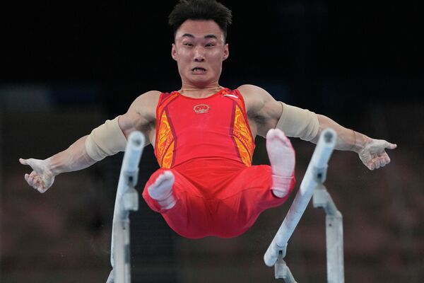 Китайский гимнаст Сун Вей выступает в упражнении на брусьях на Олимпиаде  - Sputnik Қазақстан