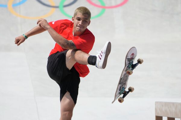Перуанец Анджело Кро Нарваез пинает свой скейт после неудачной попытки на Олимпиаде  - Sputnik Қазақстан