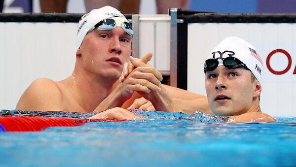 Дмитрий Баландин и Ник Финк после отборочного заплыва на 200 метров брассом на Олимпиаде  - Sputnik Қазақстан