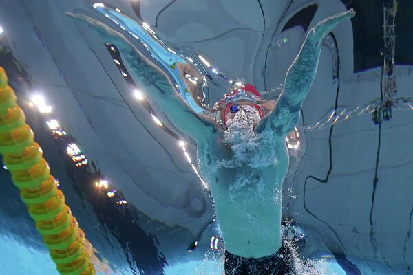 Адам Пити в золотом заплыве на 100 метров брассом - Sputnik Қазақстан