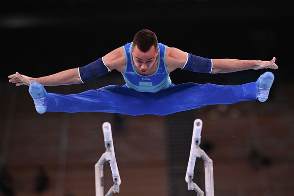 Милад Карими выступает на брусьях в многоборье на Олимпиаде  - Sputnik Казахстан