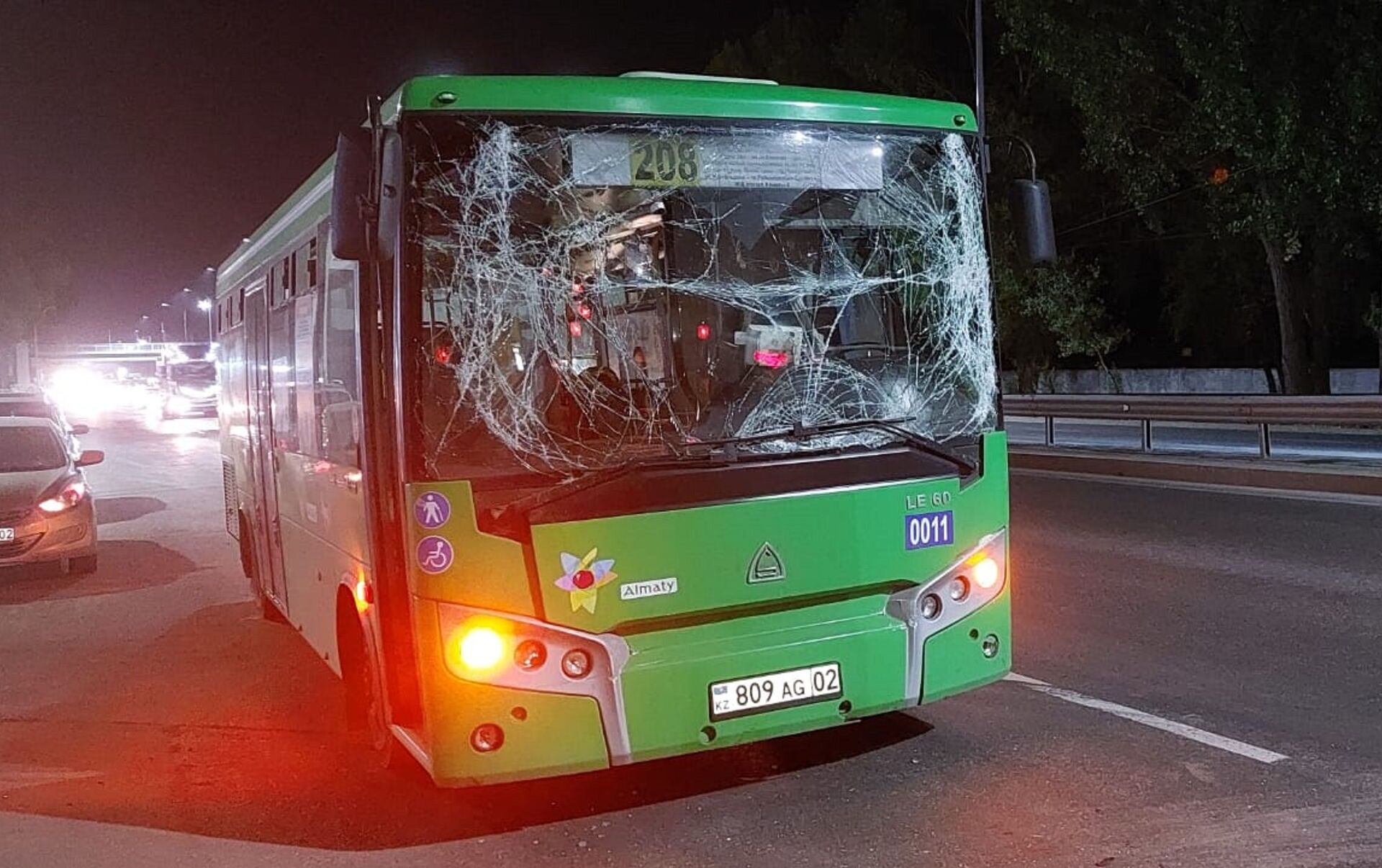 Два автобуса, самосвал и куча машин попали в два массовых ДТП в Алматы