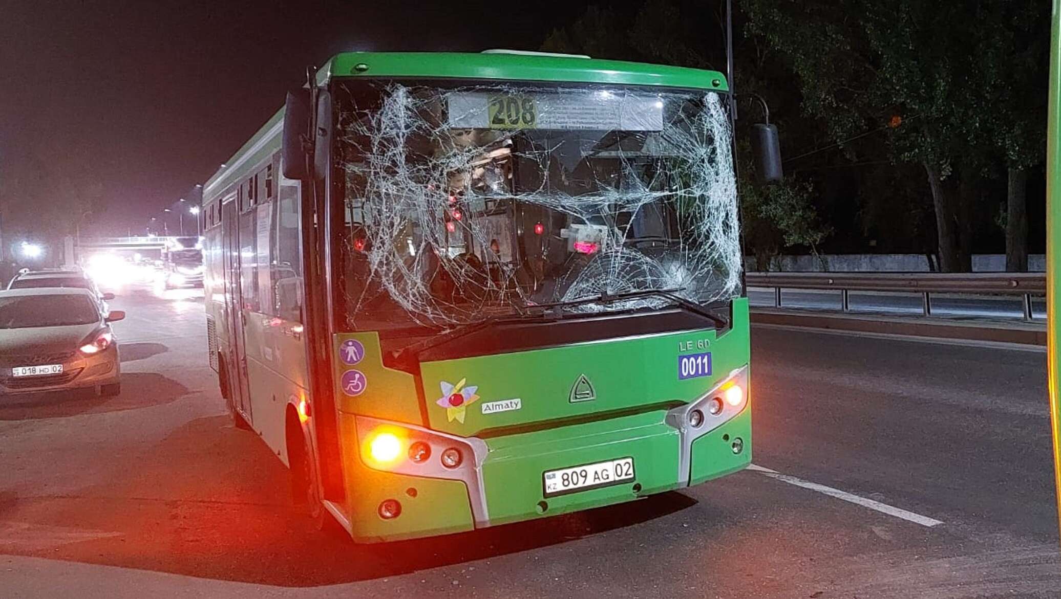 Два автобуса, самосвал и куча машин попали в два массовых ДТП в Алматы