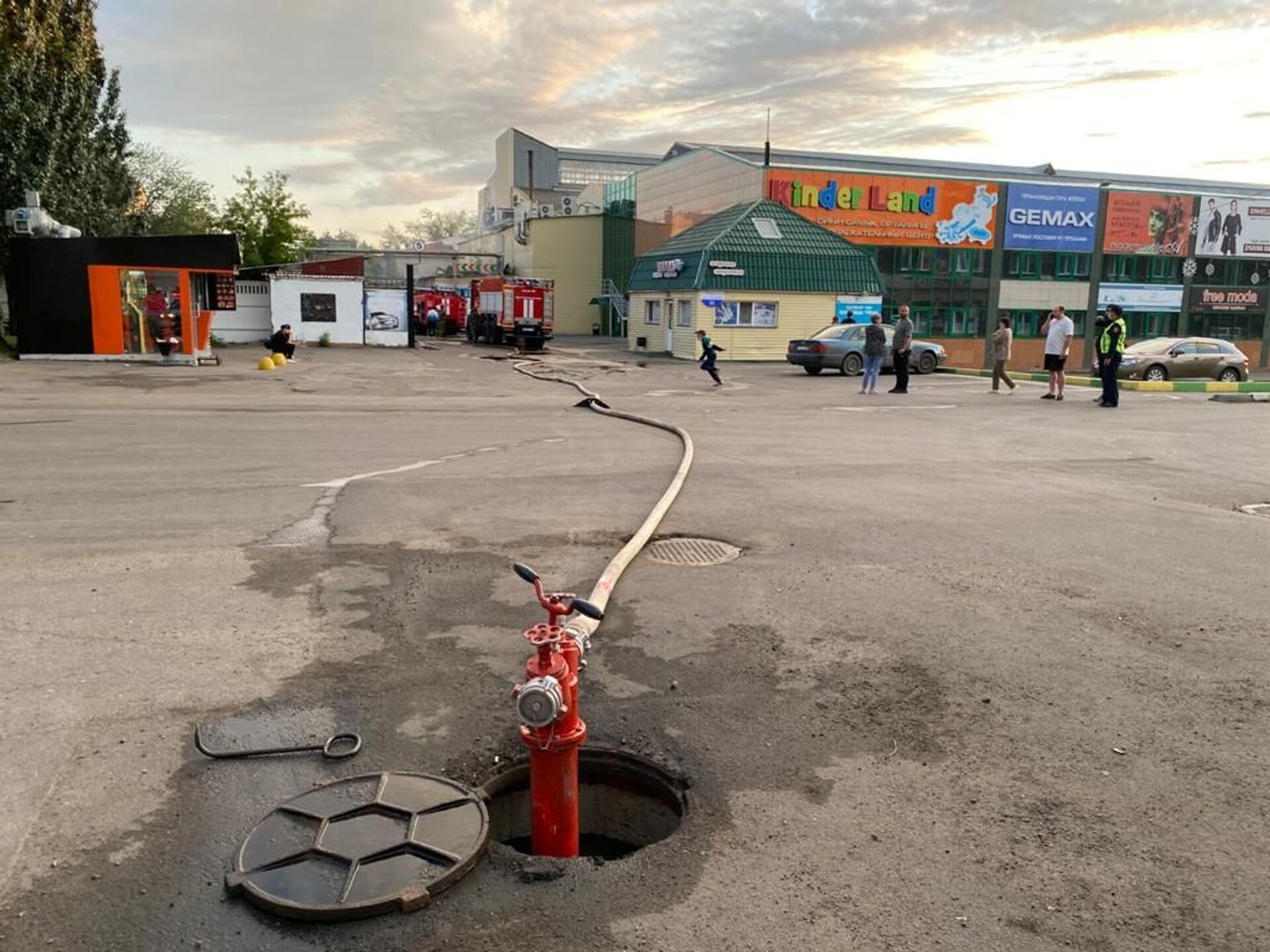 Крупный гипермаркет горел в Петропавловске: эвакуировано 200 человек - Sputnik Казахстан, 1920, 28.07.2021