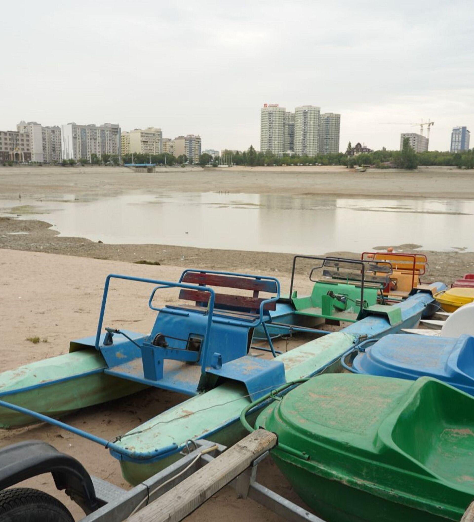 Бакланы на пляже: алматинский Сайран оказался без воды - фотофакт -  30.07.2021, Sputnik Казахстан