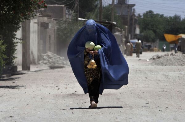 Афганская женщина с арбузами в Джелалабаде - Sputnik Қазақстан