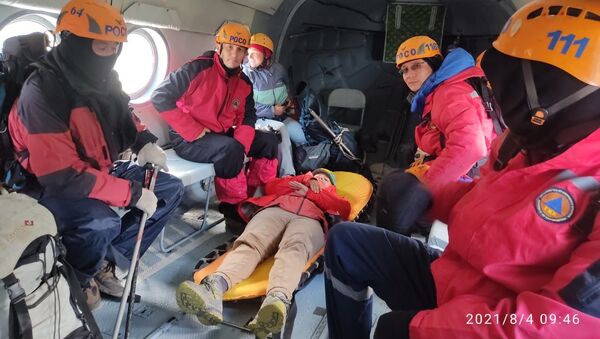 Спасатели эвакуируют туристку из РФ, которой стало плохо в горах - Sputnik Казахстан