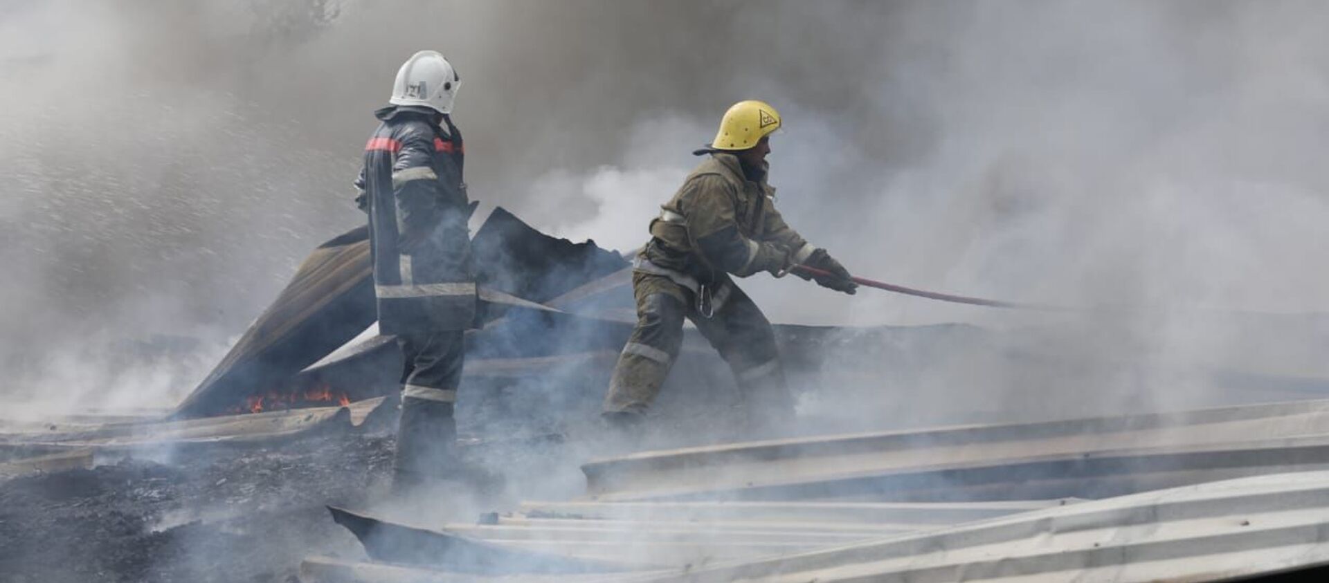 Тушение пожара, архивное фото - Sputnik Казахстан, 1920, 04.10.2021