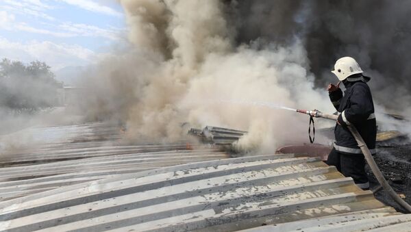 Тушение пожара на складах - Sputnik Казахстан