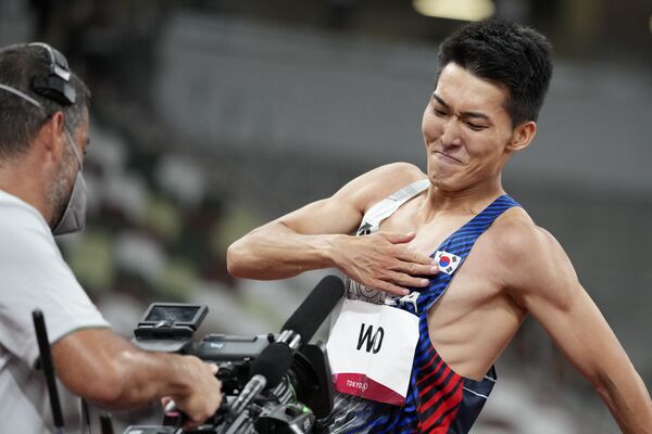 Прыгун в высоту южнокорейский спортсмен Woo Sang-Hyeok напротив камеры на Олимпиаде-2020 в Токио  - Sputnik Казахстан