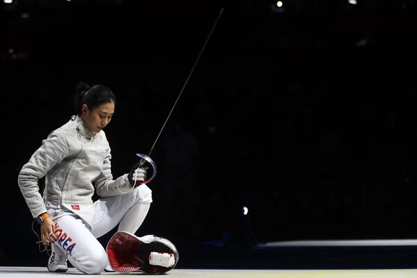 Южнокорейская саблистка Kim Ji-Yeon на коленях на Олимпиаде-2020 в Токио  - Sputnik Казахстан