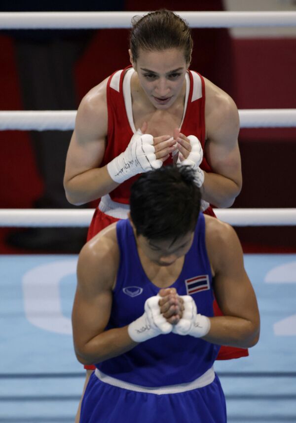 Боксеры из Турции и Таиланда после боя на Олимпиаде-2020 в Токио  - Sputnik Казахстан
