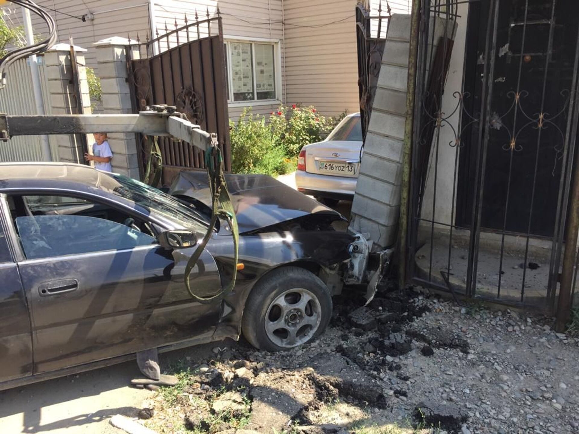 Незваные гости: машина влетела в ворота частного дома в Алматы - Sputnik Казахстан, 1920, 05.08.2021