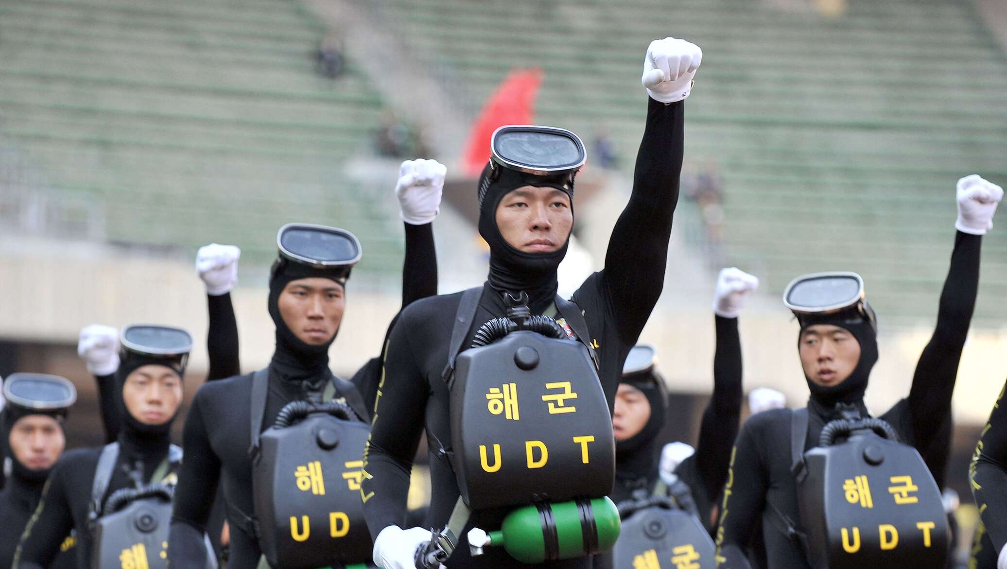 Разные военные формы. Военная форма Южной Кореи парадная. Боевые пловцы Южной Кореи. Парадная форма Северной Кореи. Необычная Военная форма.