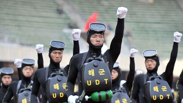 Южнокорейские военнослужащие во время репетиции парада по случаю 60-й годовщины Дня вооруженных сил в Сеуле  - Sputnik Казахстан