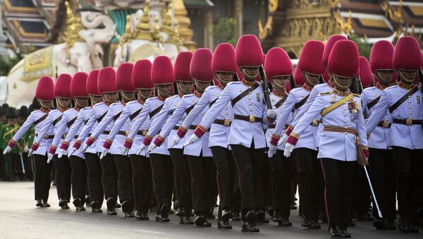 Парад королевской гвардии перед Большим дворцом в Бангкоке - Sputnik Қазақстан