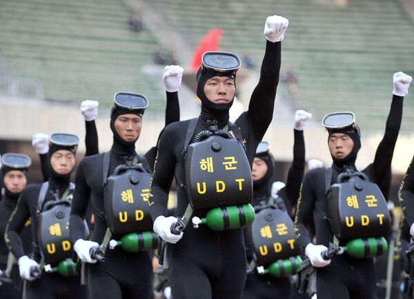 Южнокорейские военнослужащие во время репетиции парада по случаю 60-й годовщины Дня вооруженных сил в Сеуле  - Sputnik Казахстан