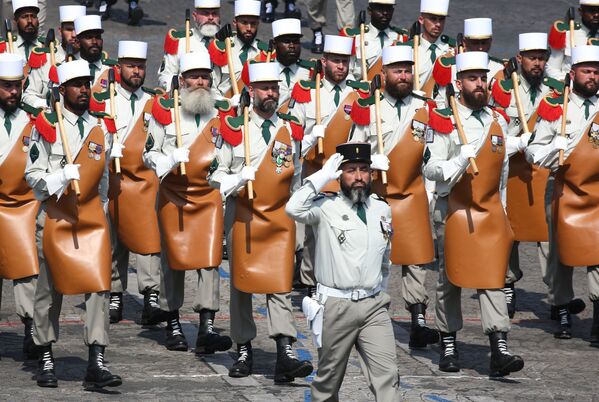 Французский иностранный легион во время ежегодного военного парада в честь Дня взятия Бастилии на Елисейских полях в Париже - Sputnik Қазақстан