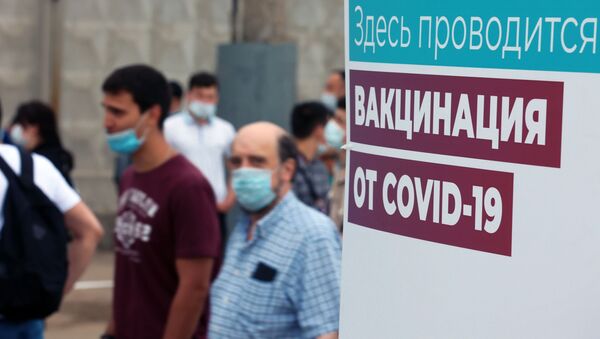 Вакцинация мигрантов от COVID-19 на территории ТЦ Садовод - Sputnik Қазақстан