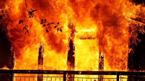 Дом охвачен пламенем во время пожара в Грасс-Вэлли, Калифорния, США - Sputnik Казахстан