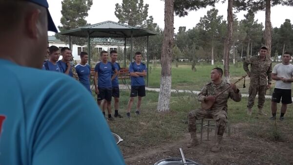 Как отдыхают российские и узбекские военные после учений - Sputnik Казахстан