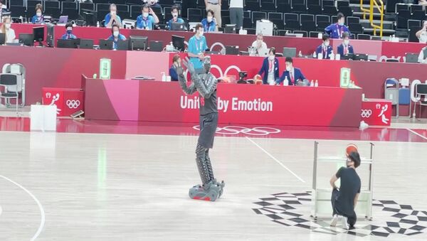 Робот показал баскетбольное мастерство в перерыве финала Олимпиады - Sputnik Қазақстан