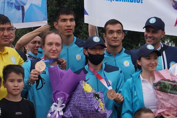 Казахстанских олимпийцев встретили в аэропорту Алматы  - Sputnik Казахстан