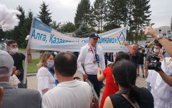 Казахстанских олимпийцев встретили в аэропорту Алматы  - Sputnik Казахстан