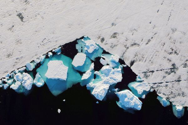Осколки айсберга в Гренландии  - Sputnik Казахстан