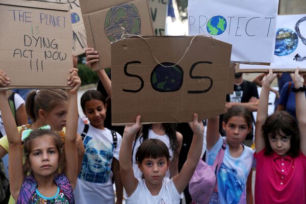 Дети с плакатами во время посвященных изменению климата протестов на Кипре  - Sputnik Казахстан