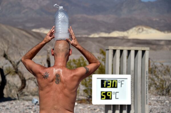 Мужчина с бутылкой льда на голове во время высокой температуры в Долине Смерти, Калифорния  - Sputnik Казахстан