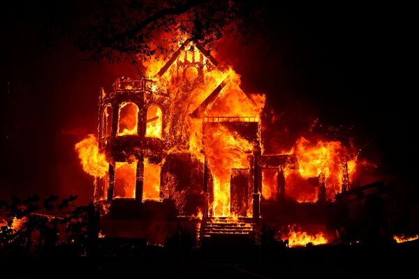 Горящий дом во время природных пожаров в Калифорнии  - Sputnik Казахстан