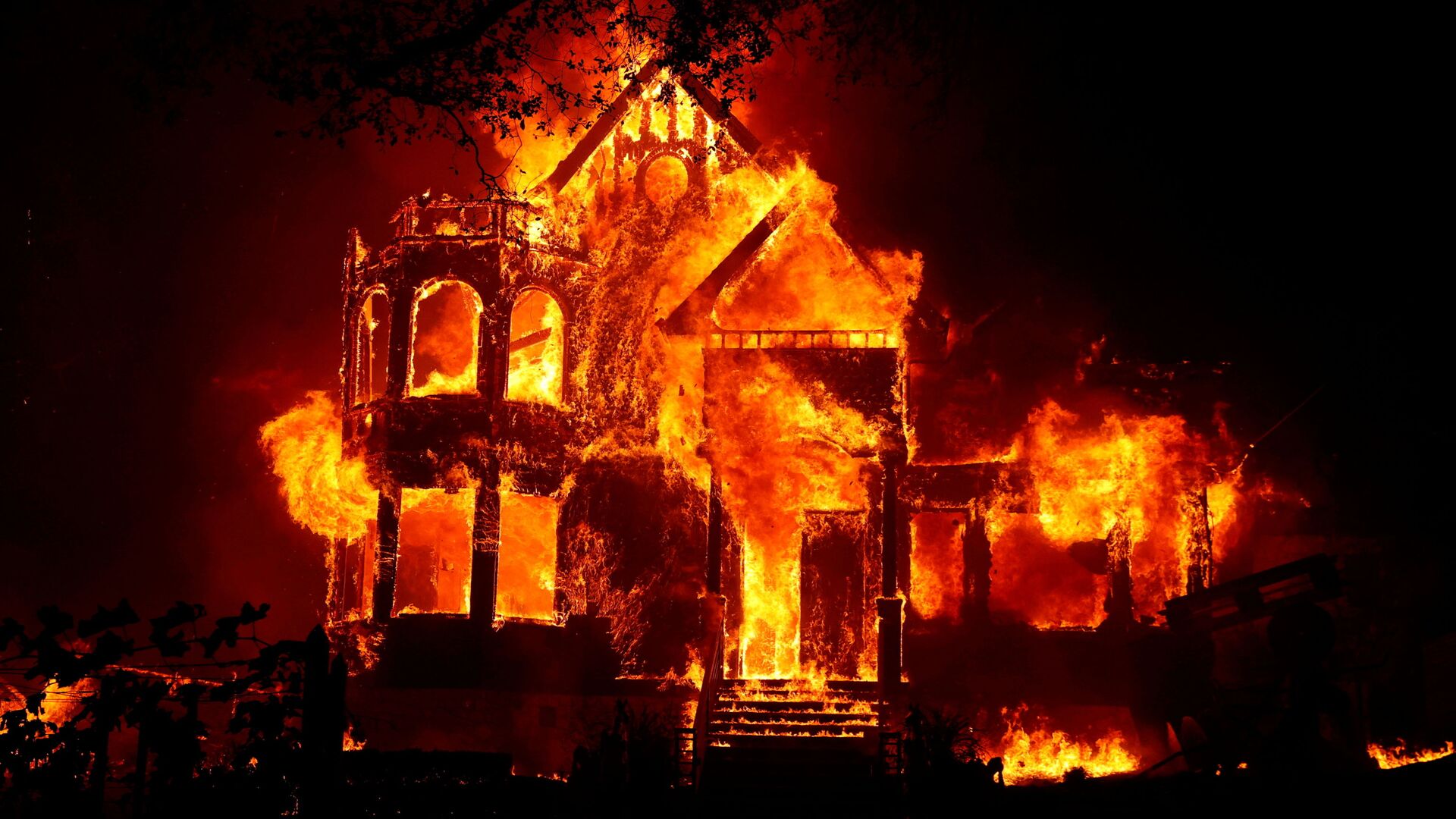 Горящий дом во время природных пожаров в Калифорнии  - Sputnik Қазақстан, 1920, 20.01.2022