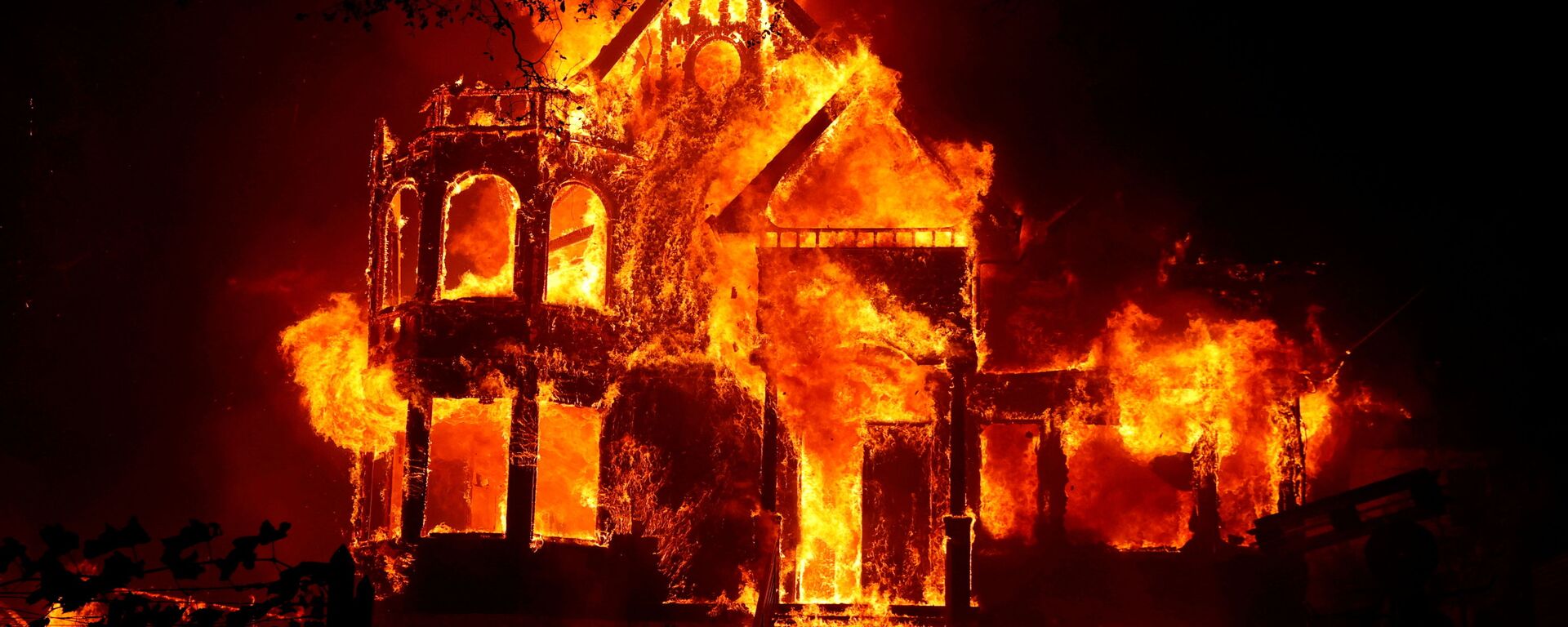 Горящий дом во время природных пожаров в Калифорнии  - Sputnik Қазақстан, 1920, 20.01.2022
