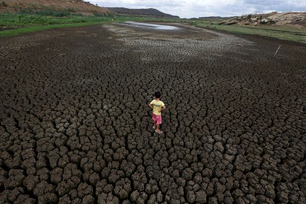 Покрытая трещинами земля резервуара Boqueirao в Бразилии  - Sputnik Казахстан