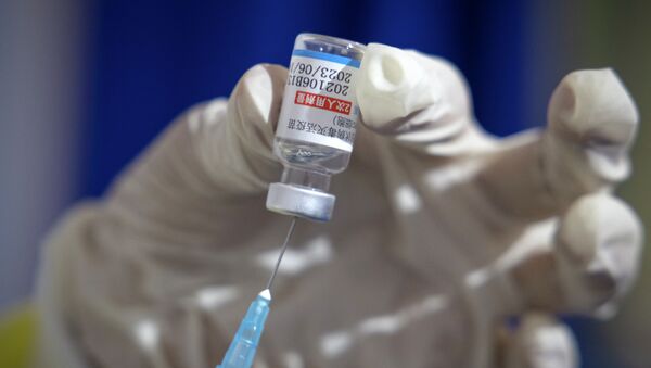 Медик наполняет шприц китайской вакциной от коронавируса  - Sputnik Қазақстан