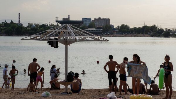 Люди на городском пляже  - Sputnik Казахстан