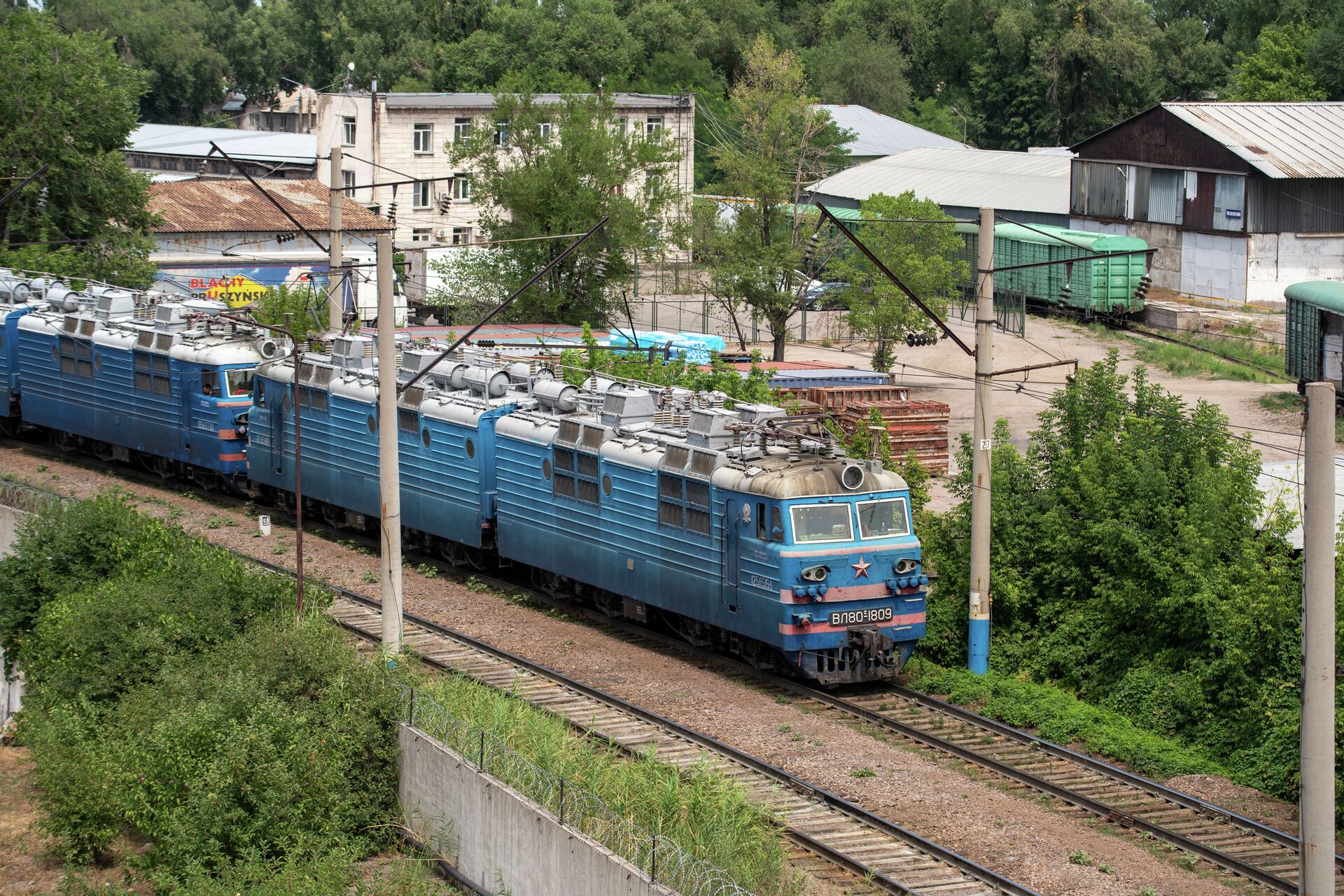 Поезд подъезжает к вокзалу - Sputnik Казахстан, 1920, 10.07.2022