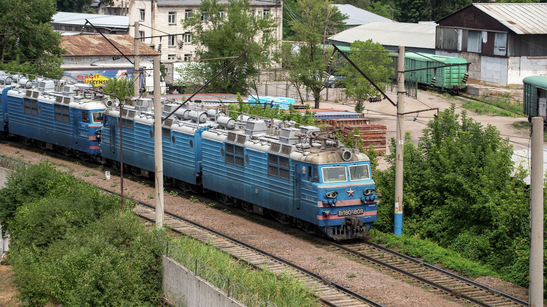 Поезд подъезжает к вокзалу - Sputnik Қазақстан, 1920, 04.08.2022