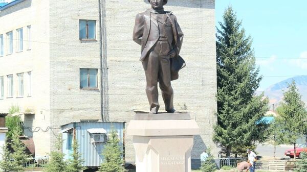 Памятник поэту Мукагали Макатаеву в селе Нарынкол Алматинской области - Sputnik Казахстан
