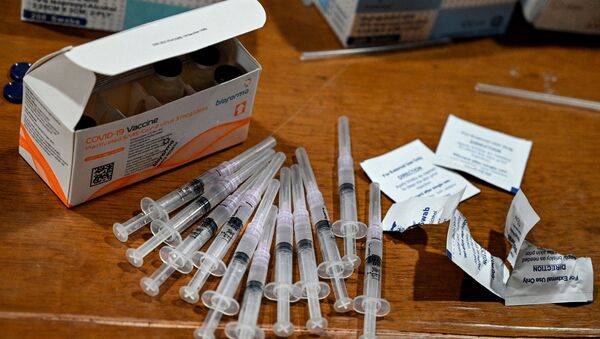 Шприцы с дозами вакцины от коронавируса, готовые к использованию в пункте вакцинации - Sputnik Казахстан